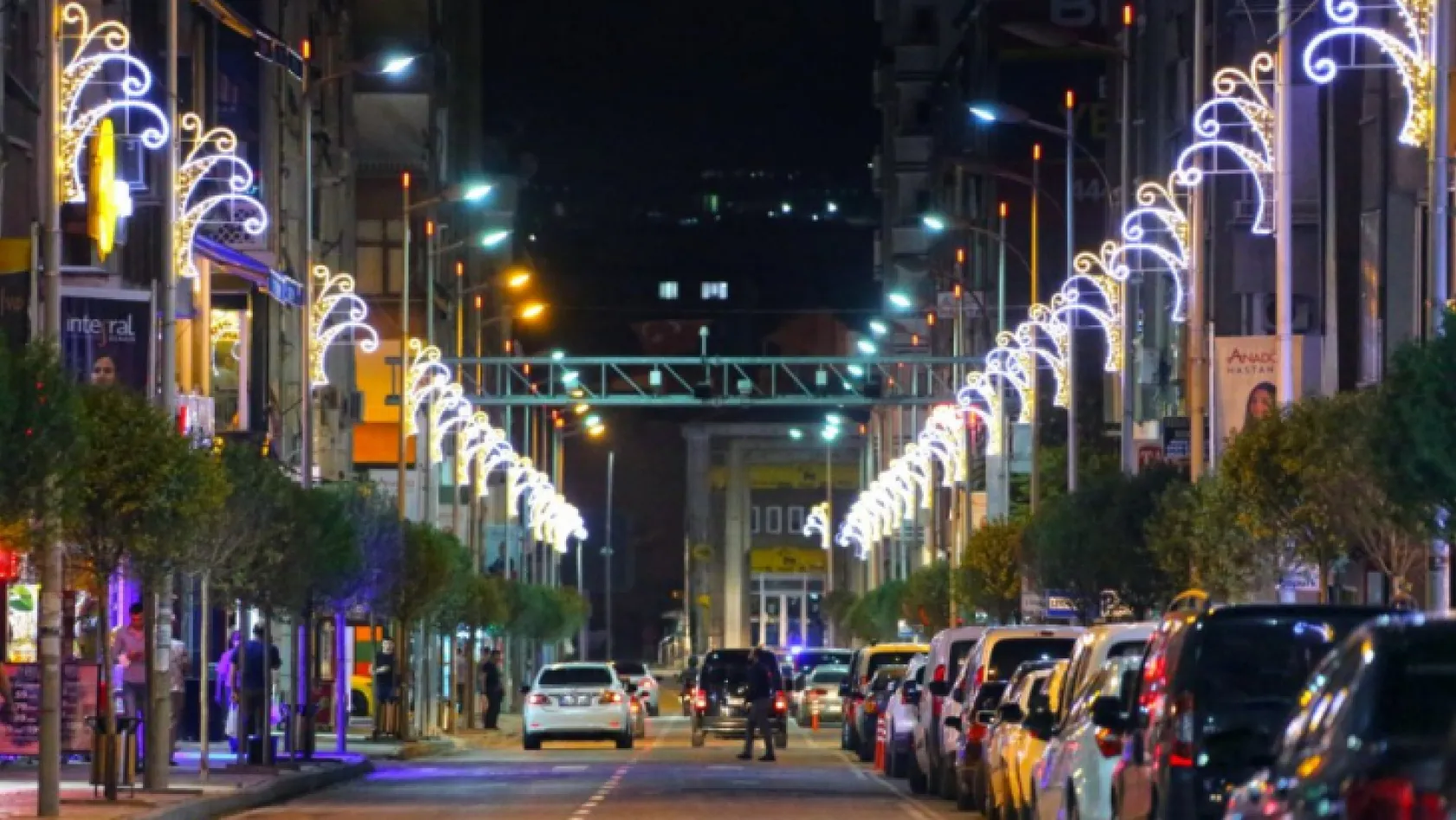 Vali Fahribey Caddesi ışıklandırıldı