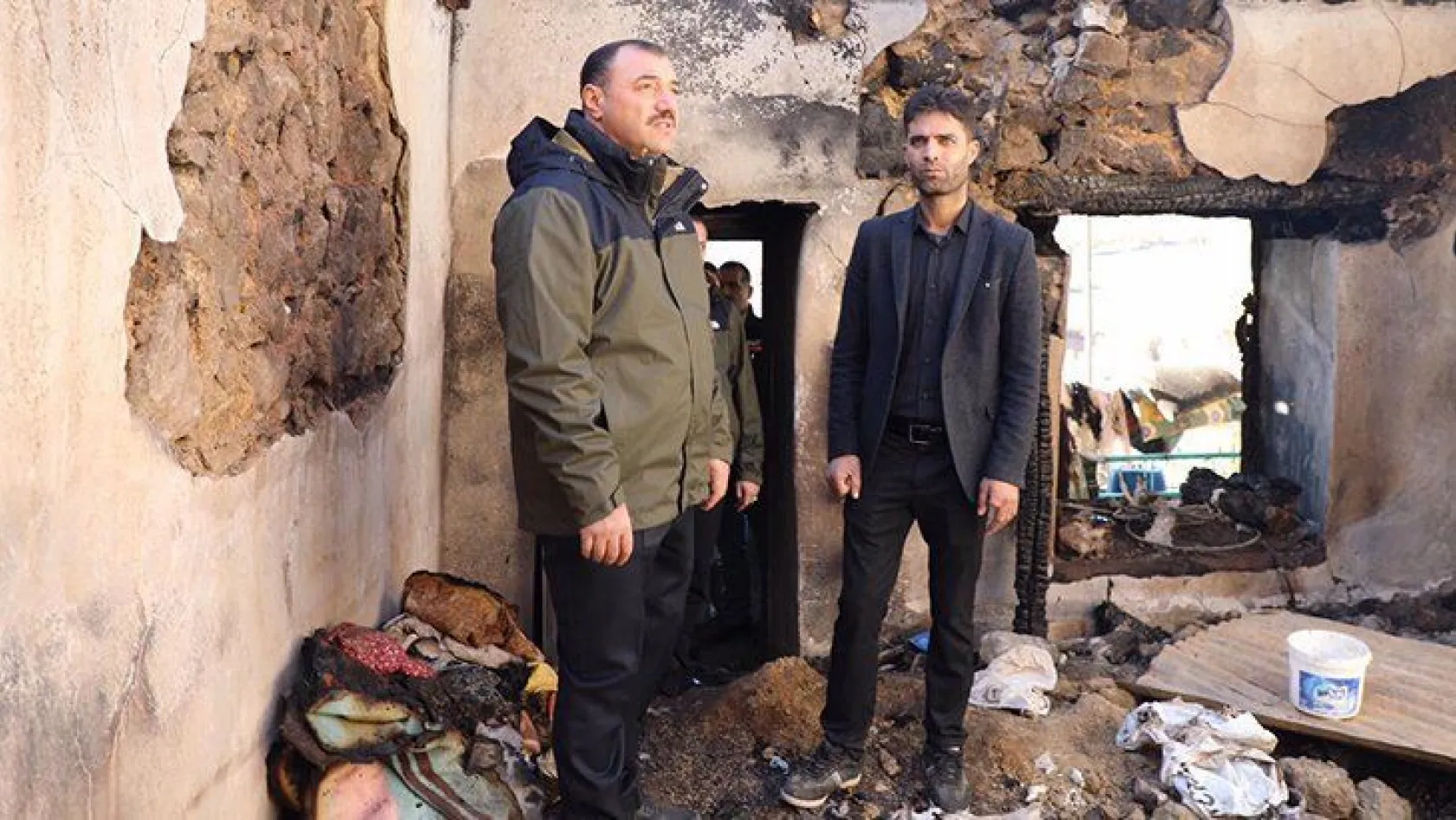 Vali Kaldırım 6 evin yandığı Karakaş köyünde