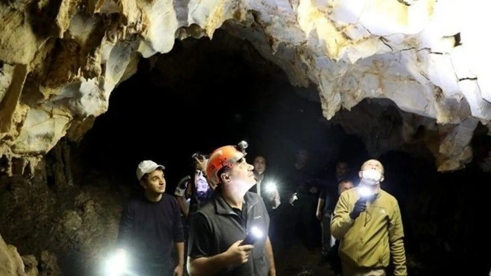 Vali Kaldırım, Karanlık Mağara'da incelemede bulundu