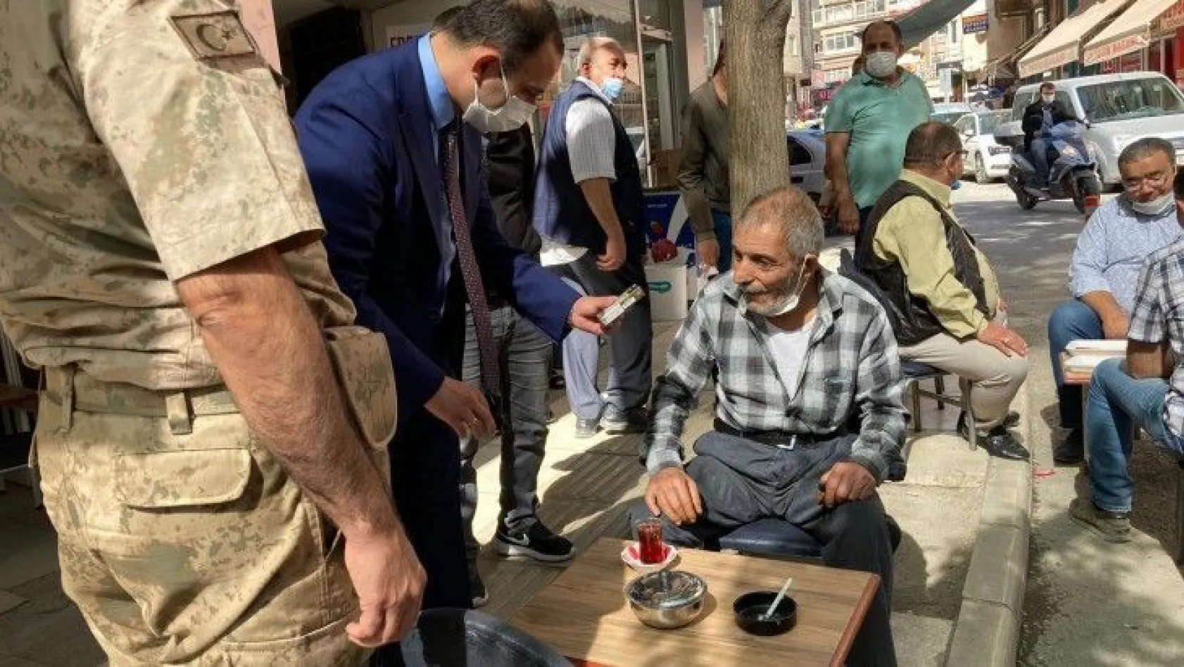 Vali Yardımcısı Abbasoğlu, bir kişiye sigarayı bıraktırdı