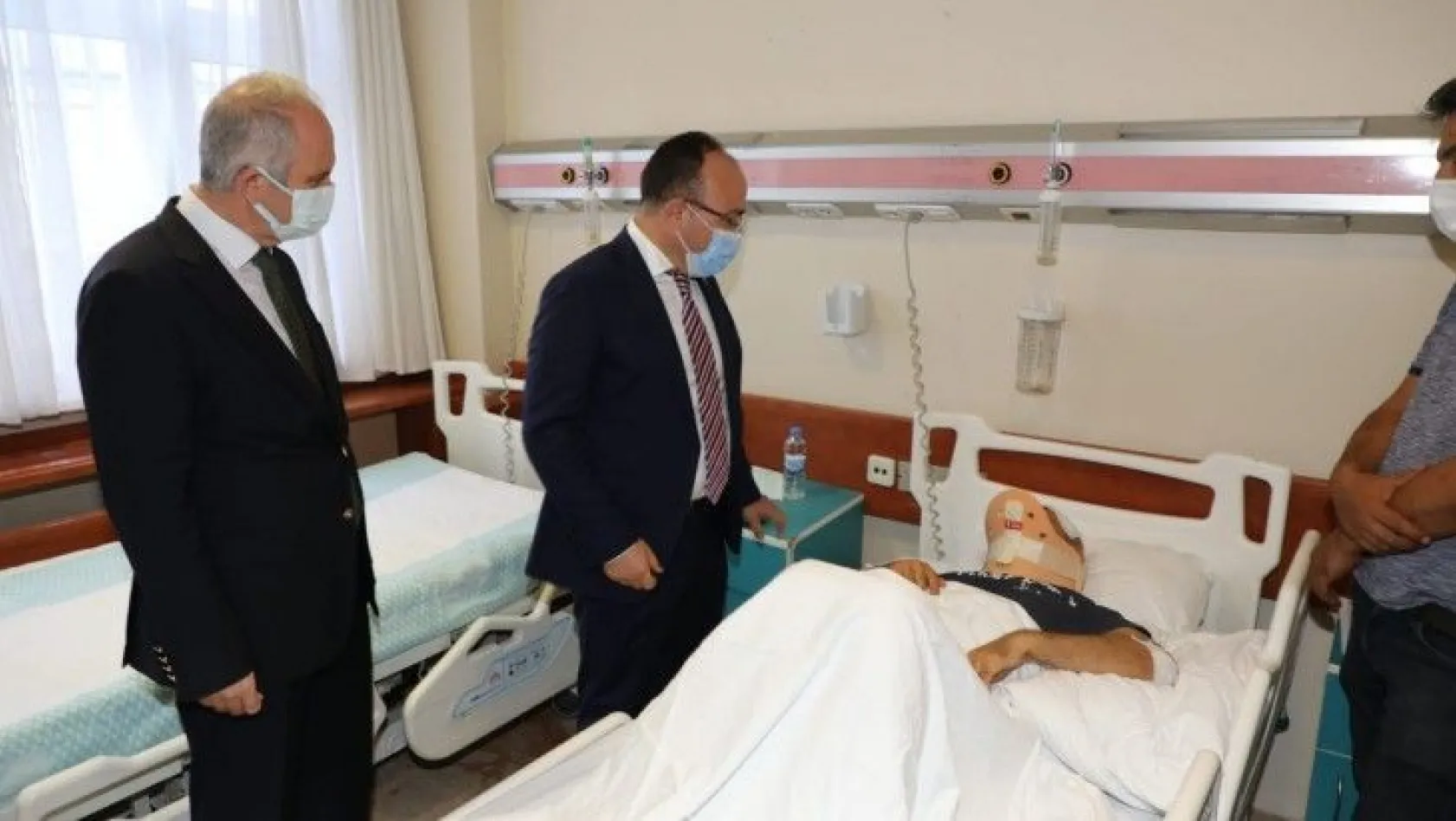 Vali Yırık, trafik kazasında yaralanan Dikici'yi ziyaret etti