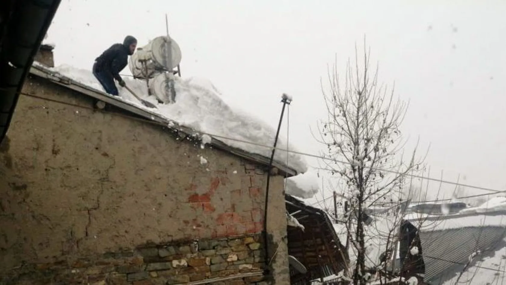 Vatandaşlar çatılardaki kar birikintilerini temizledi