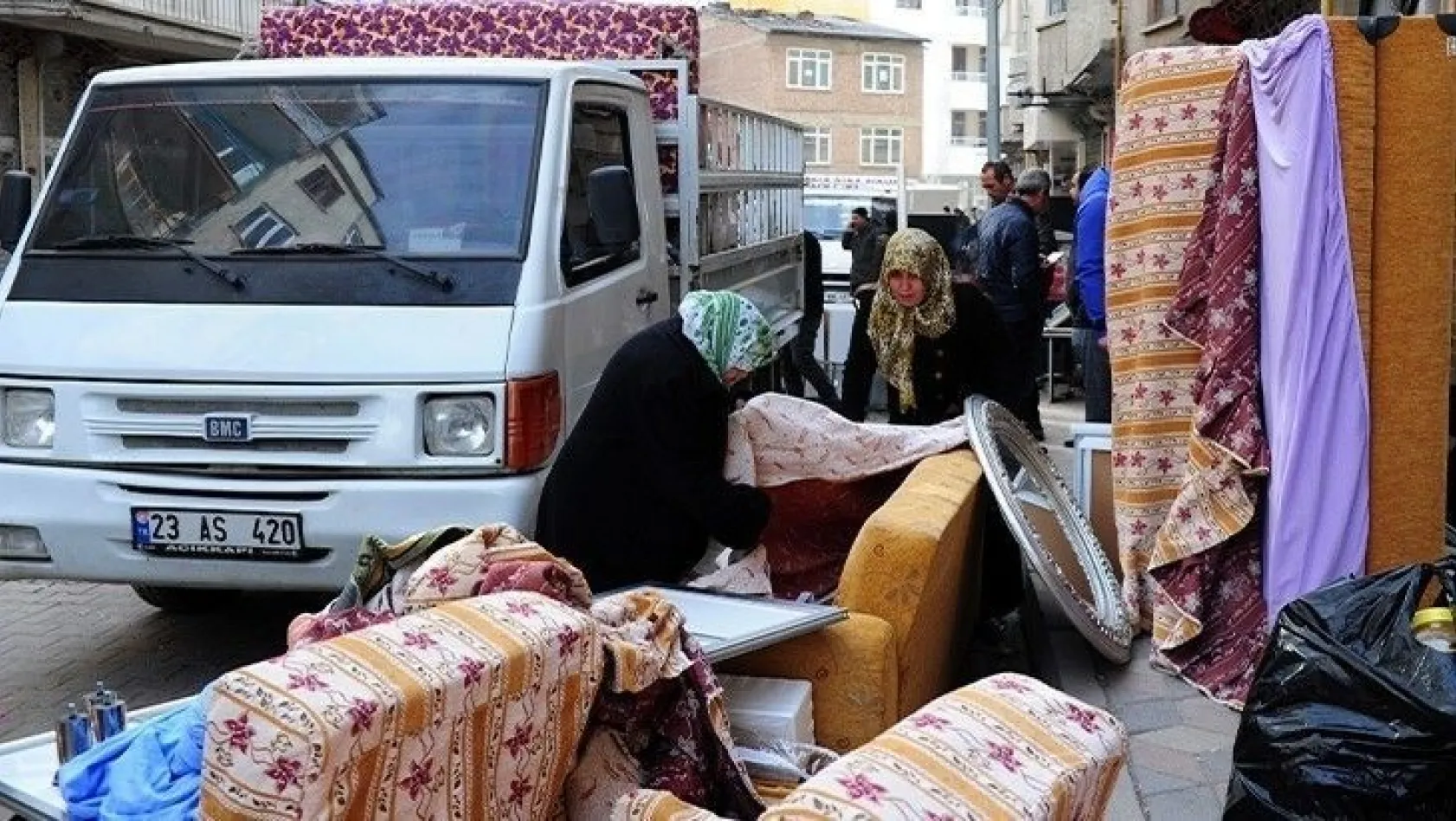 Vatandaşlar evlerinden eşyalarını çıkarmaya başladı