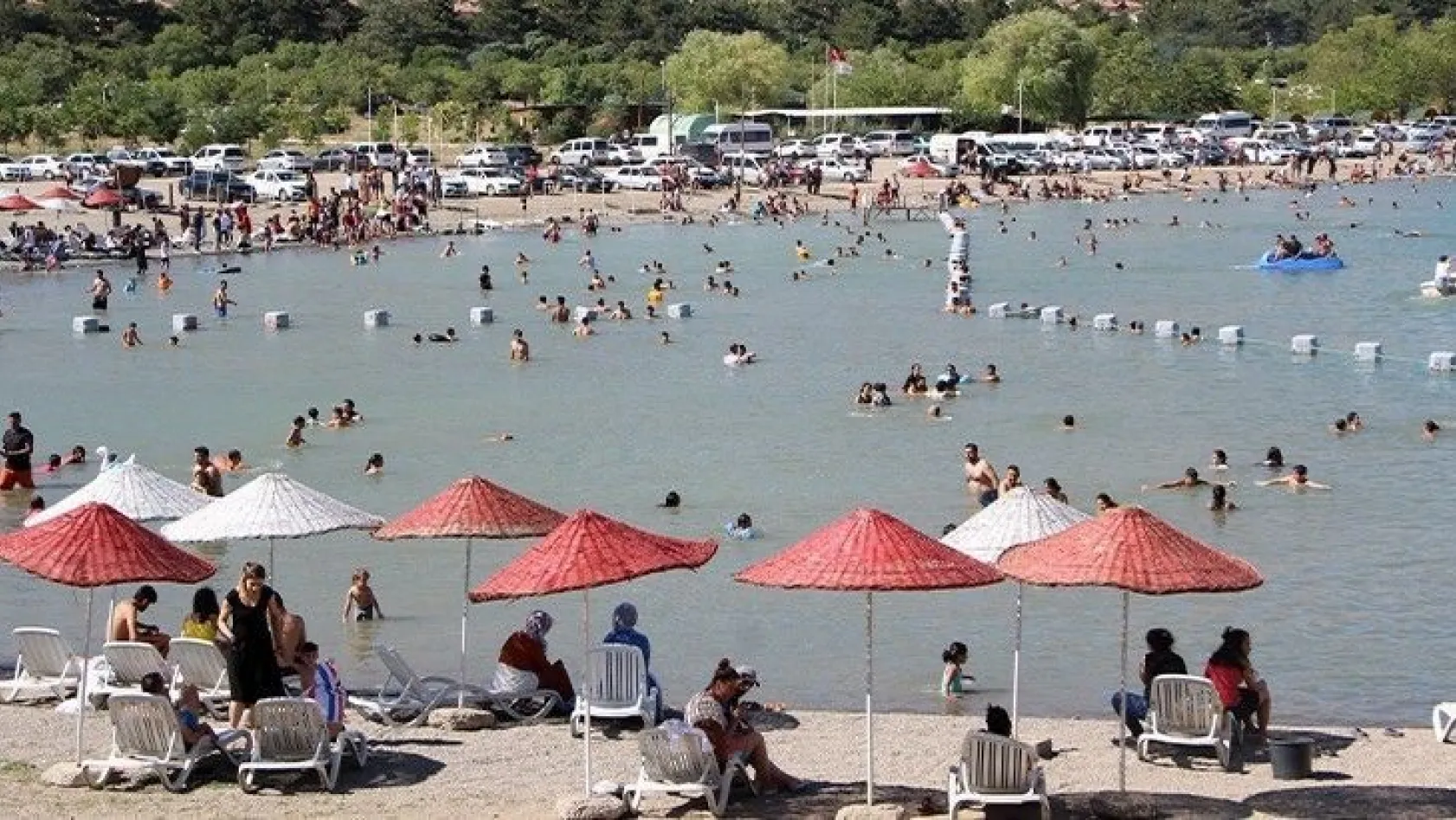 Vatandaşlar Hazar Gölü'ne akın etti