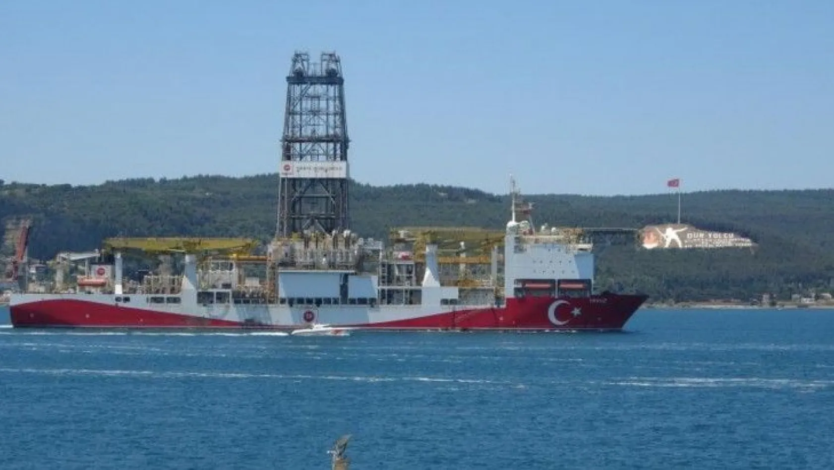 Yavuz sondaj gemisi Çanakkale Boğazı'ndan geçti