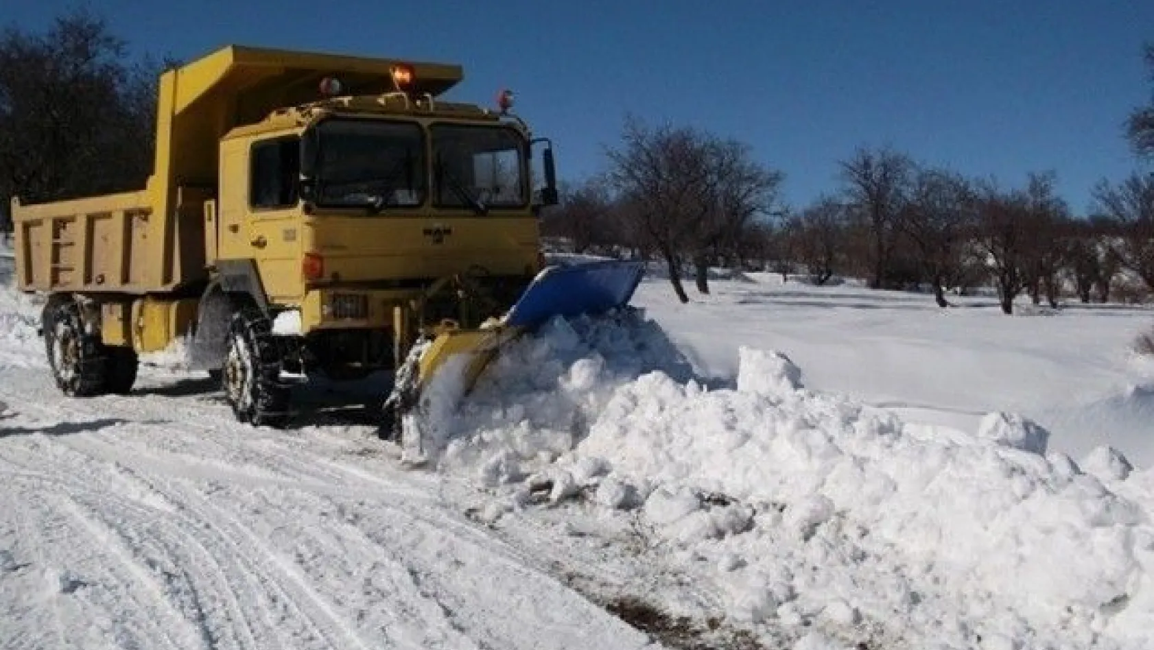 Yoğun kar yağışından 146 köy yolu kapandı