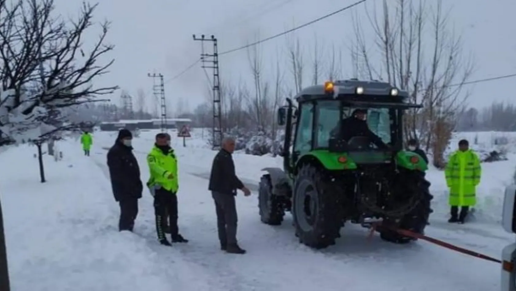 Yoğun kardan araçlar yolda kaldı, karayolu ulaşıma kapandı