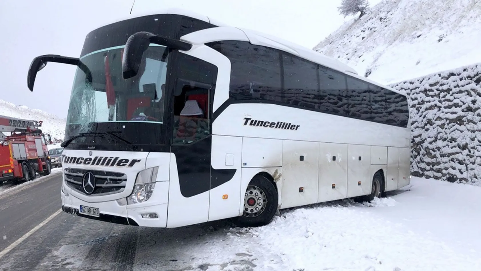 Yolcu otobüsü buzlu yolda kaydı!