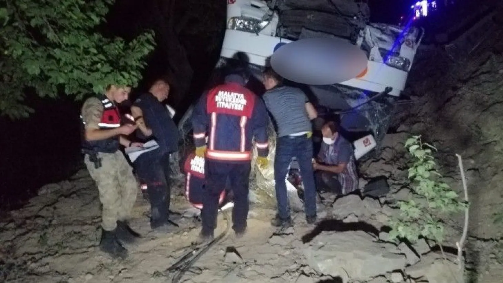 Yolcu otobüsü devrildi, göçmenler kaza yerinden kaçtı