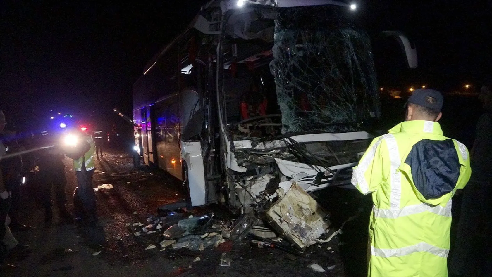 Yolcu otobüsü tıra arkadan çarptı! 1 ölü, 43 yaralı