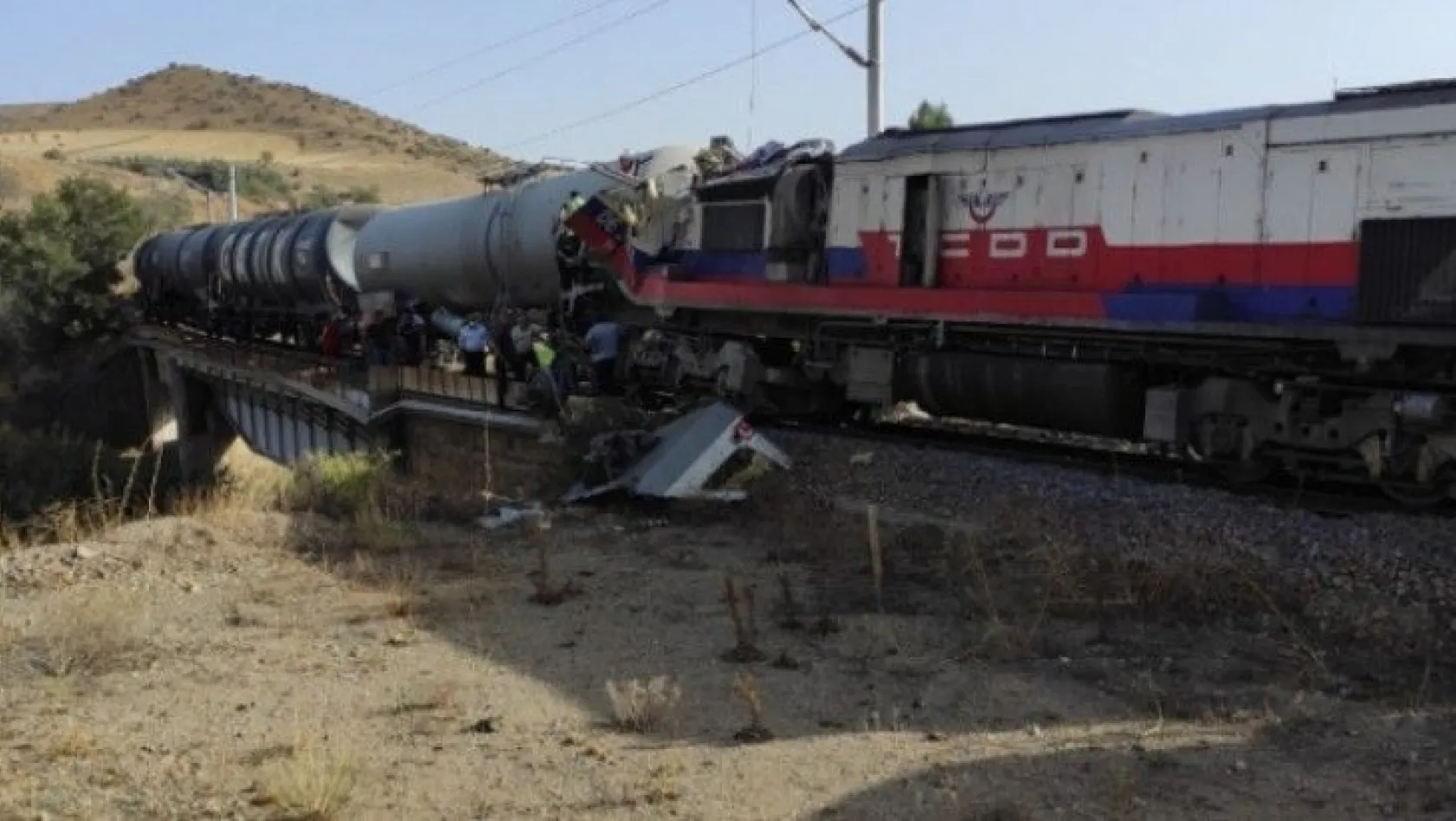 Yük trenleri çarpıştı: 2 makinist yaralandı
