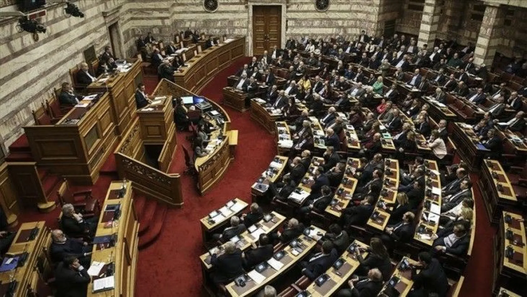 Yunanistan Parlamentosu skandal anlaşmayı onayladı!