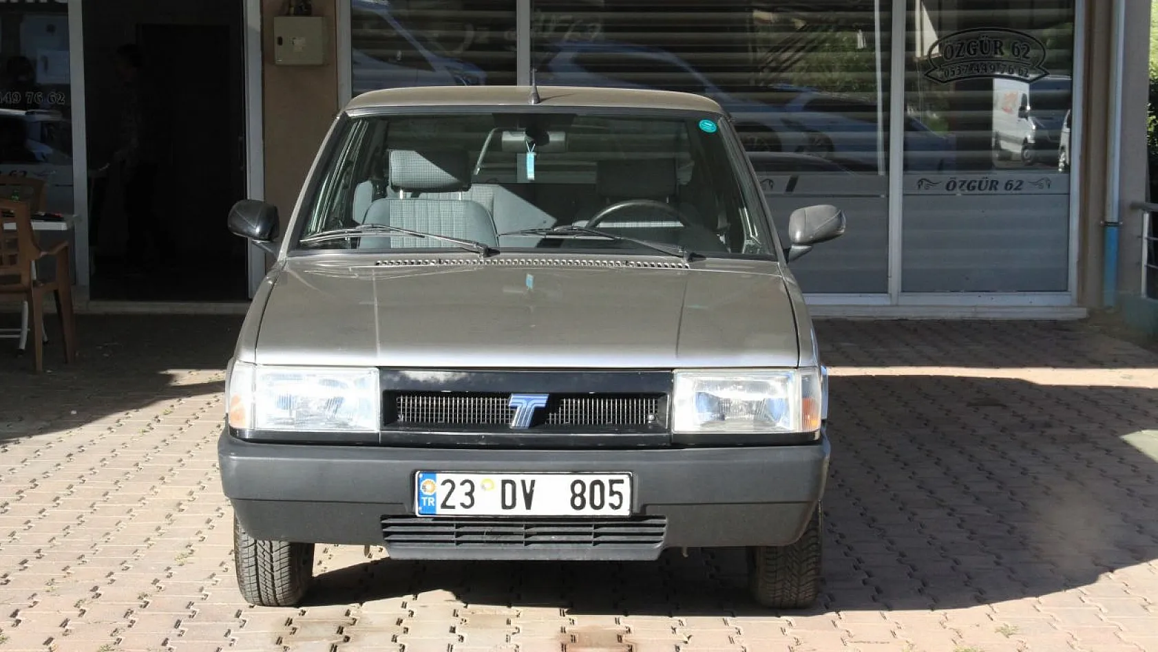 2000 model aracına gözü gibi bakıyor