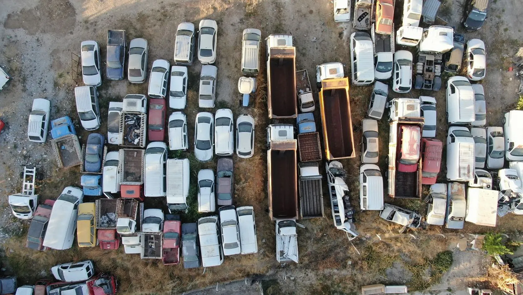 25 milyonluk servet, araç mezarlığında göz göre göre çürüyor