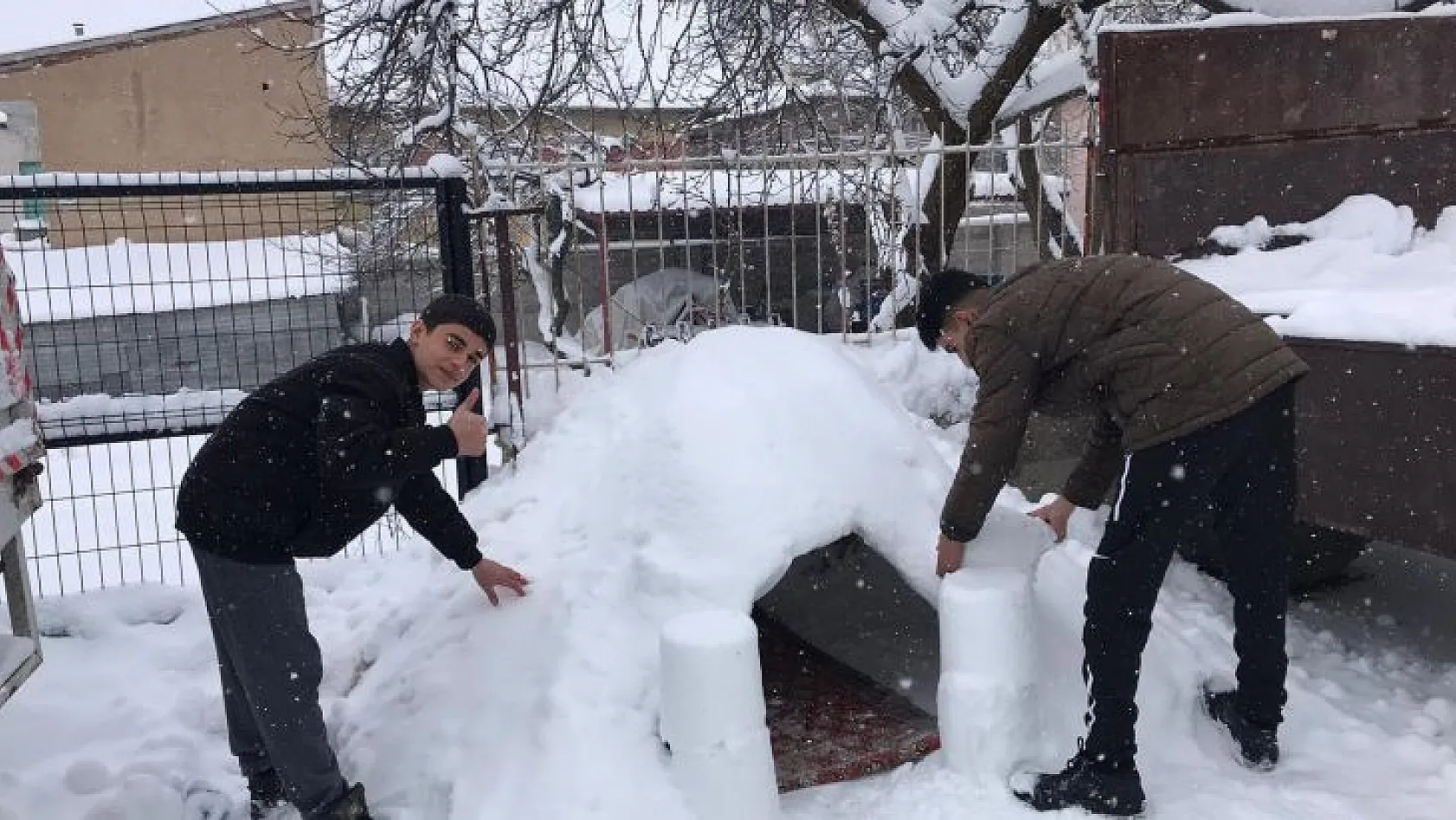 3 arkadaş kardan ev yaptı, içinde vakit geçirdi