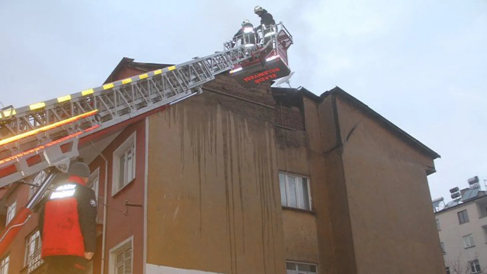 4 katlı binanın çatısında yangın