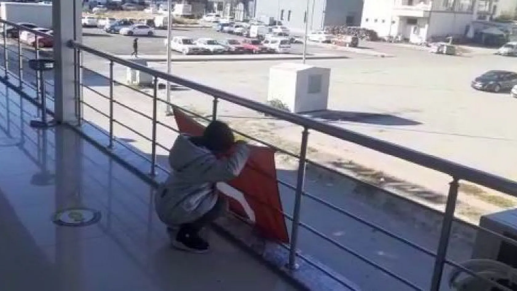 6 yaşındaki kızın bayrak sevgisi duygusal anlar yaşattı