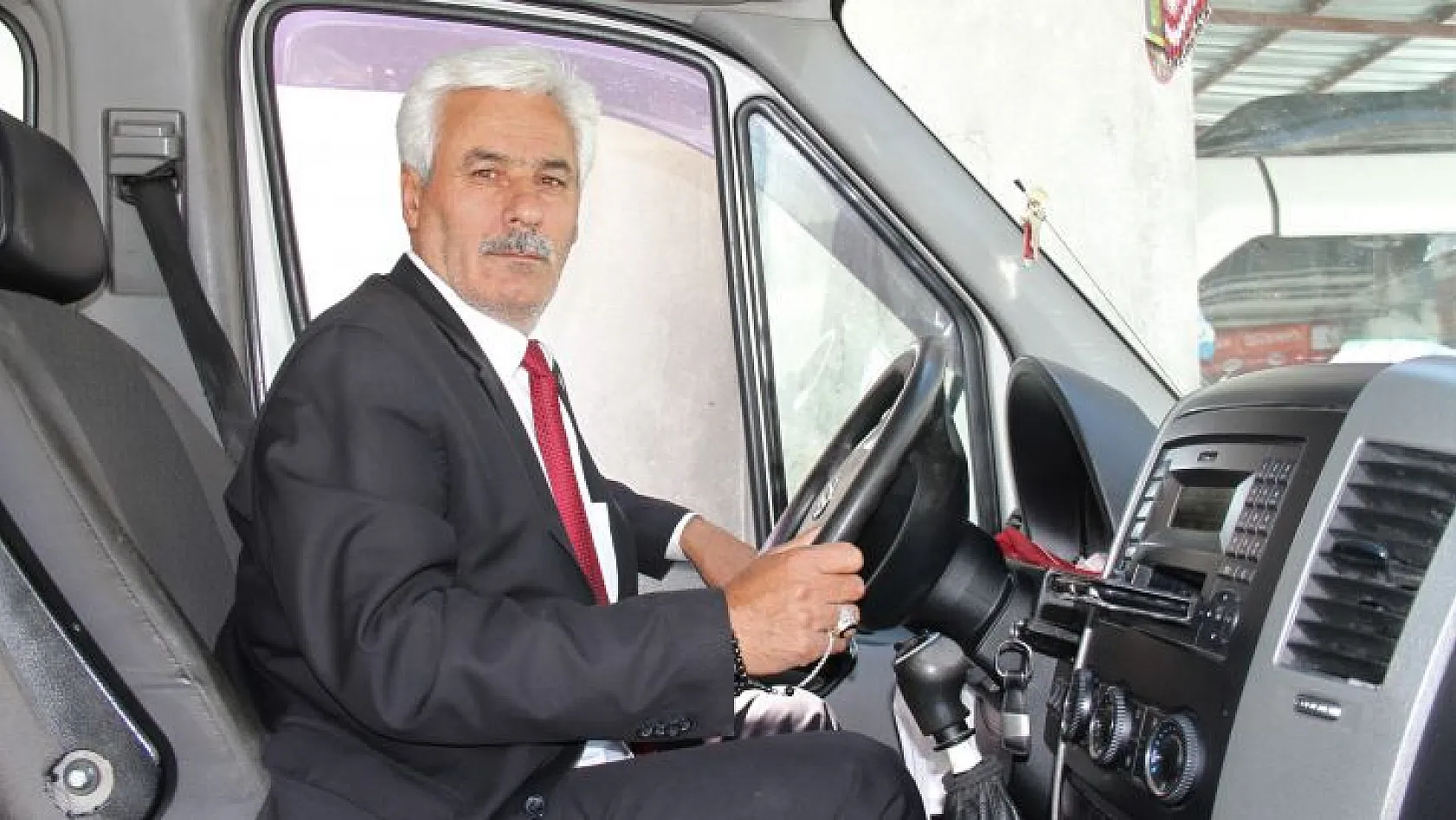 8 yıldır takım elbisesiyle esnaflara örnek oluyor