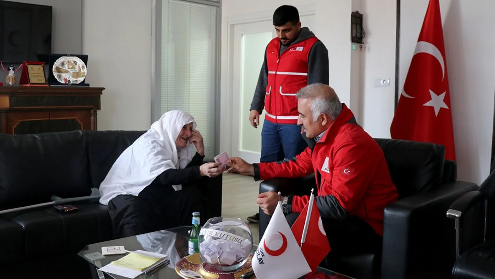 80'lik Nazire teyzeden depremzede paylaşımı
