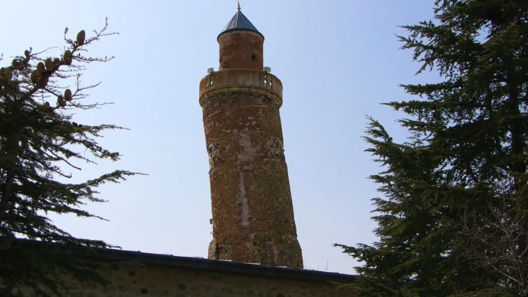 870 yıllık Eğri Minare tarihe meydan okuyor