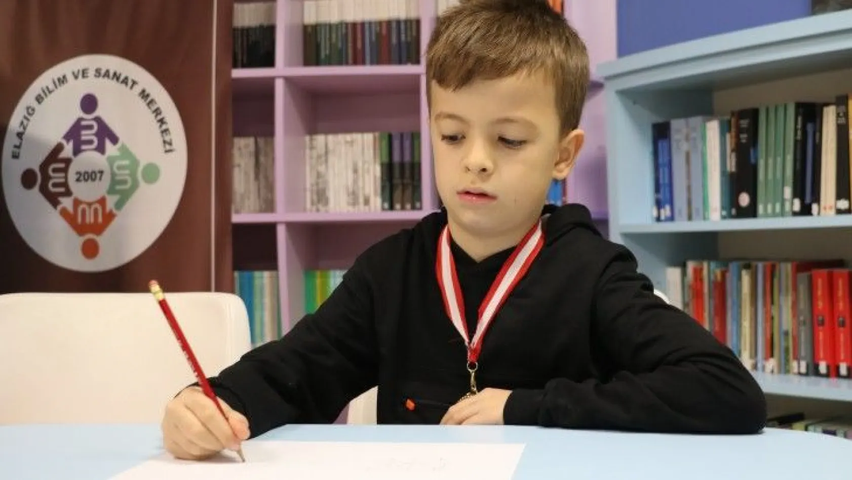 9 yaşındaki Şems matematik yarışmasında dünya şampiyonu oldu