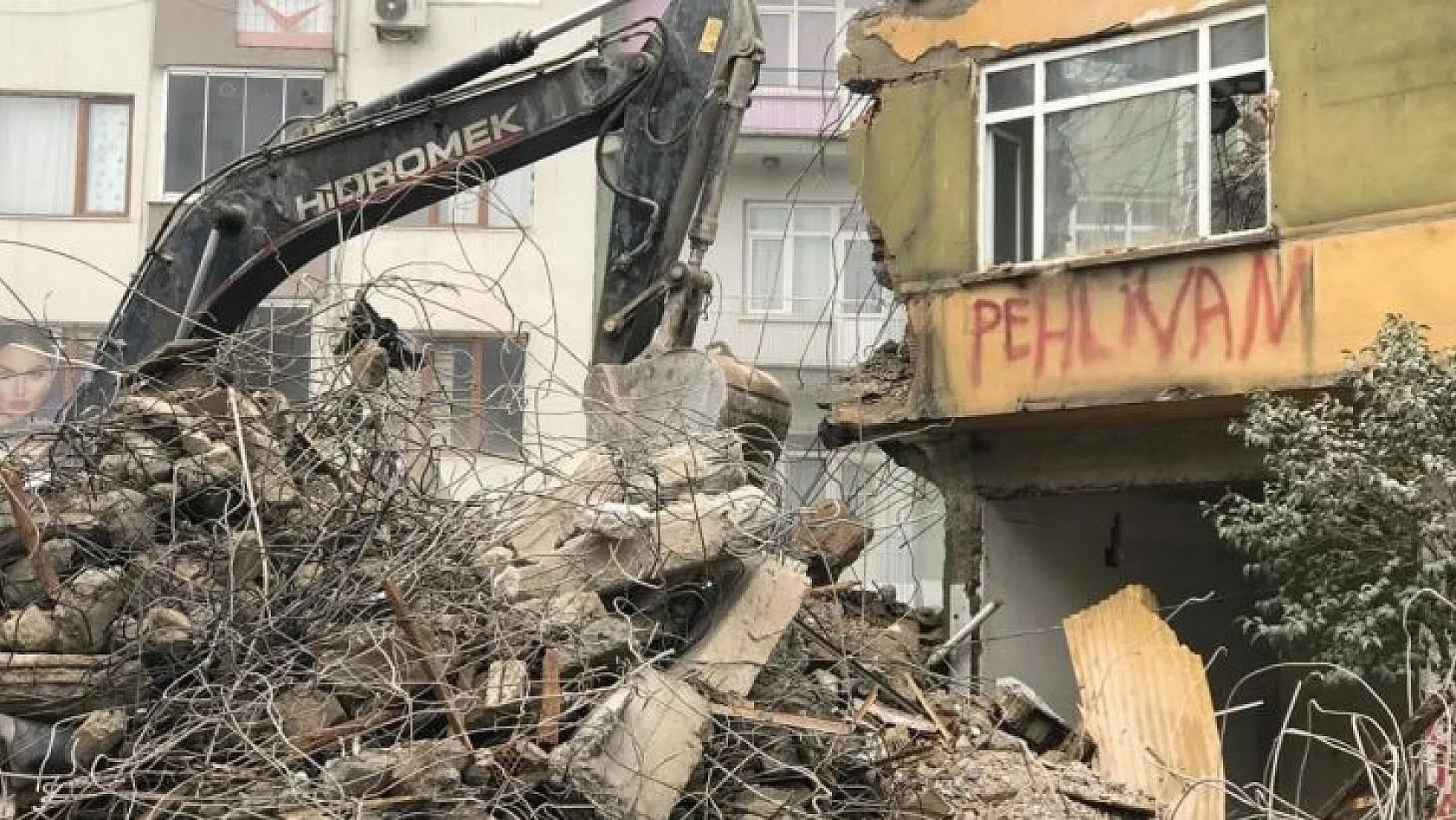 Ağır hasarlı binaların yıkımı sürüyor