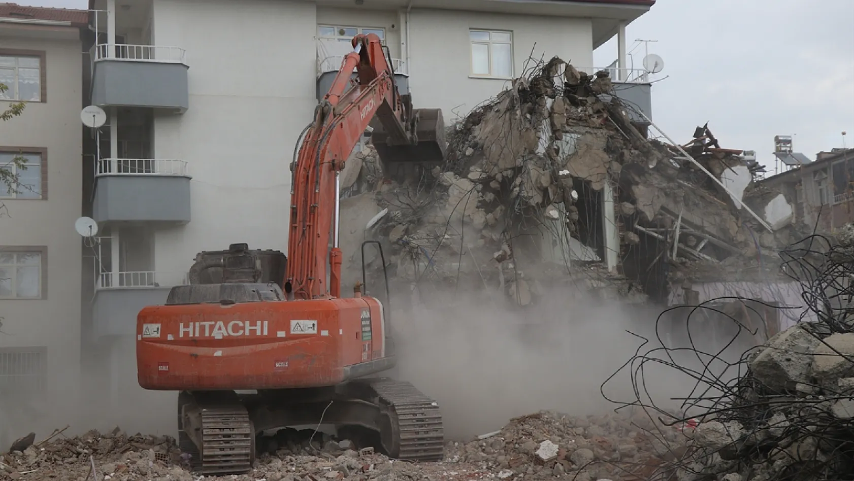 Ağır hasarlı binaların yıkımı sürüyor