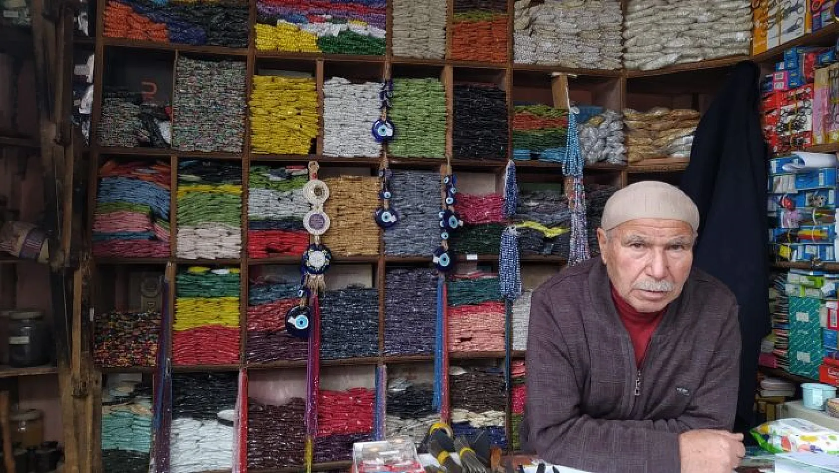 Alaattin amca yarım asırdan fazladır boncukçuluk yapıyor