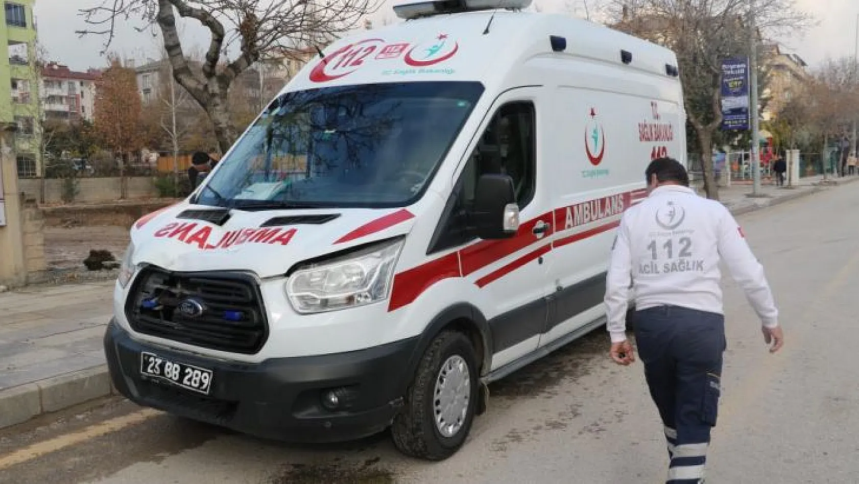 Ambulans yayaya çarptı
