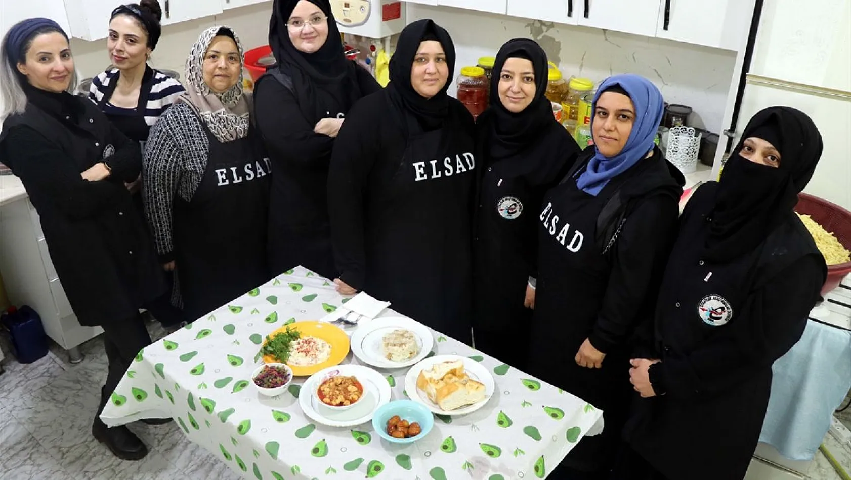 Anne elinden iftarlıklar depremzedeler için pişiyor