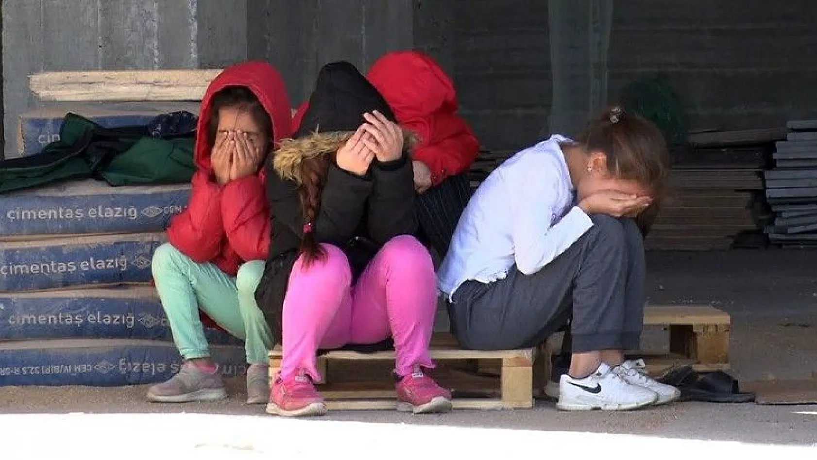 Anne intihara kalkıştı, çocukları ağlayarak izledi