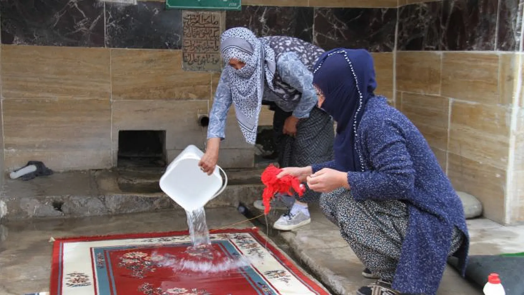 Asırlık çeşmede halı yıkama geleneği