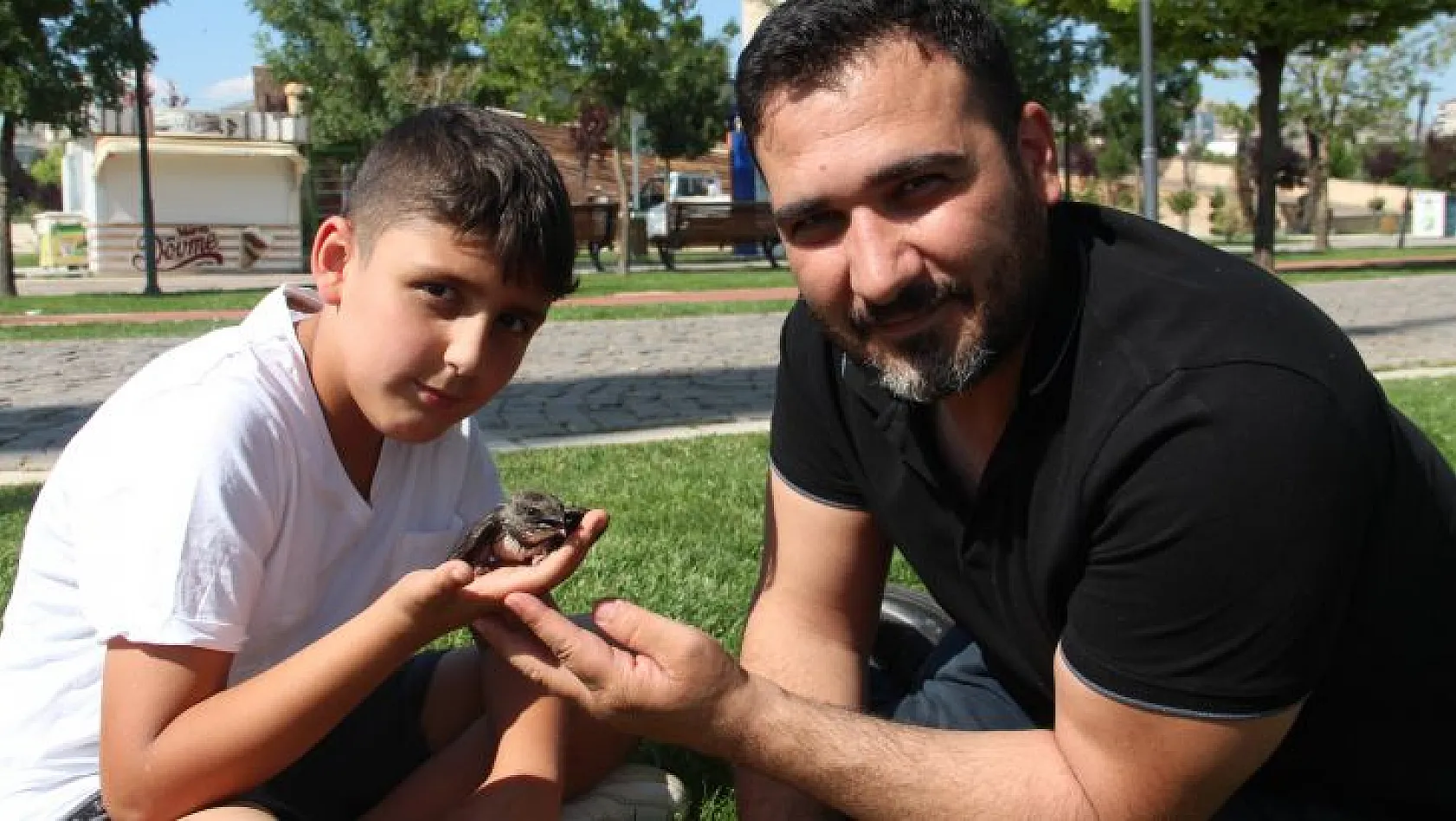 Baba ve oğlundan örnek davranış