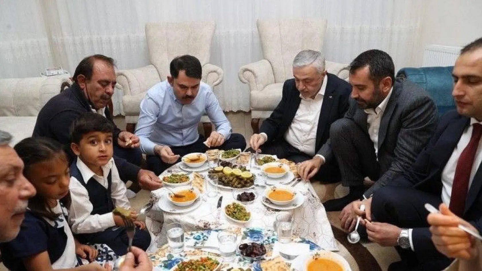 Bakan Kurum, depremzede aileyle iftar yaptı