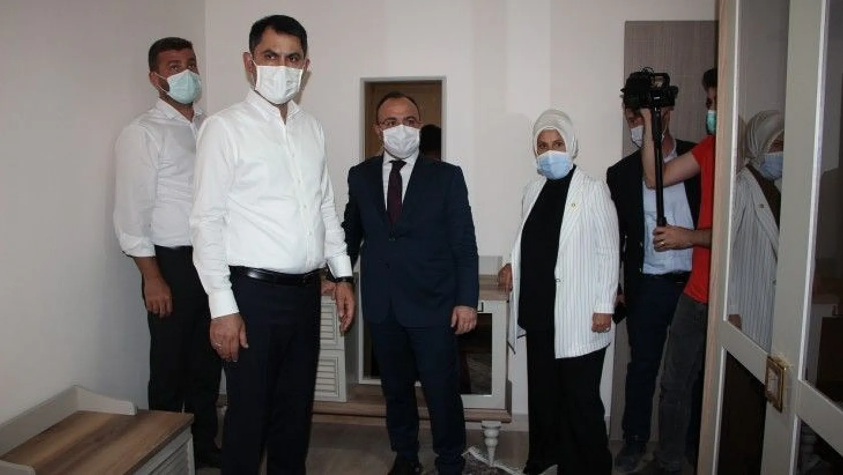 Bakan Kurum, hak sahiplerine verilecek konutları inceledi