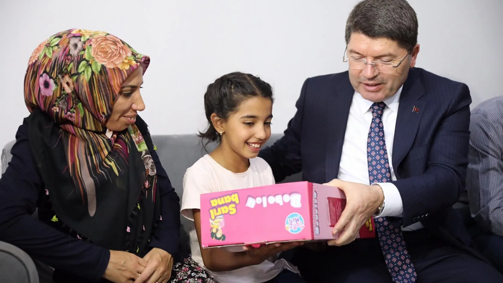 Bakan Tunç'tan depremzede aileye ziyaret