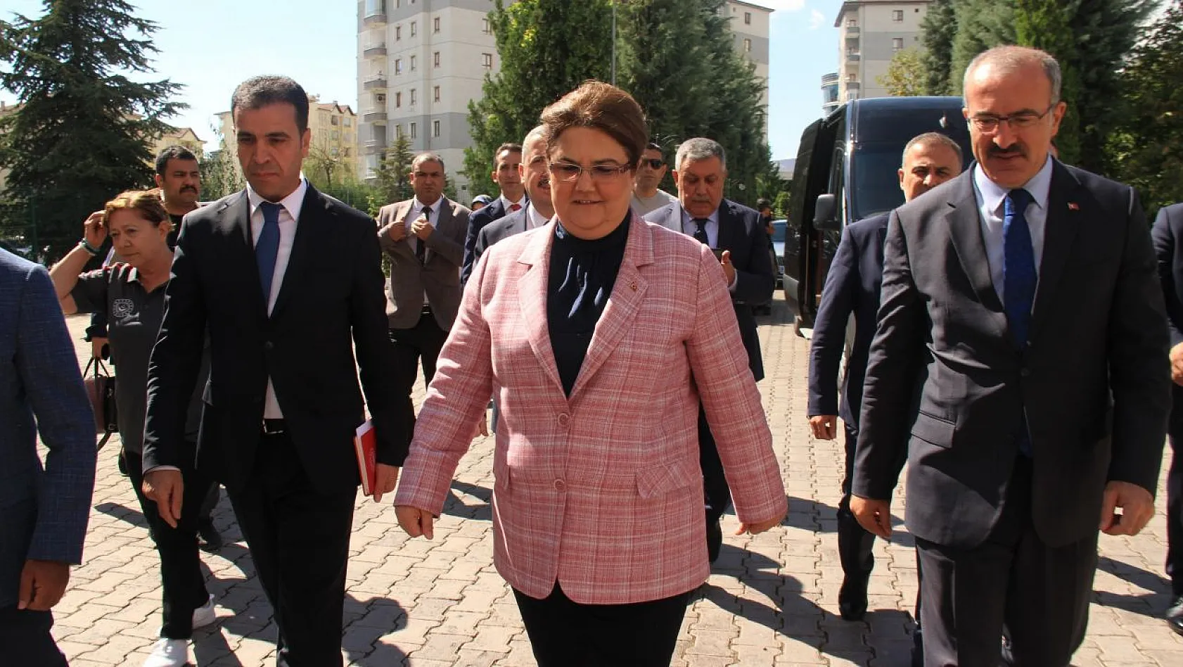Bakanı Yanık, ziyaretlerde bulundu