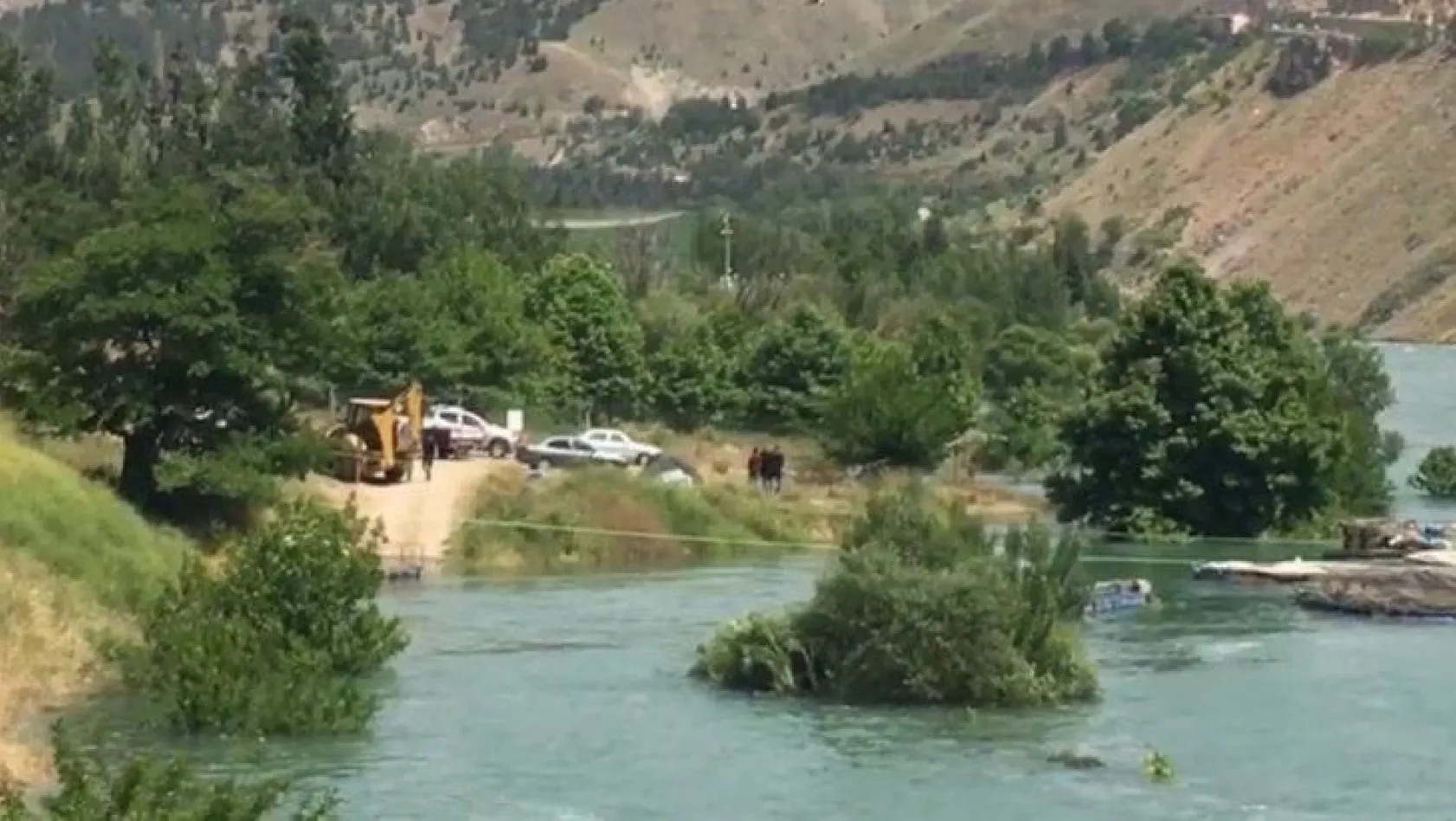 Baraj kapağı açıldı bir araç, bir tesis ve yollar su altında kaldı