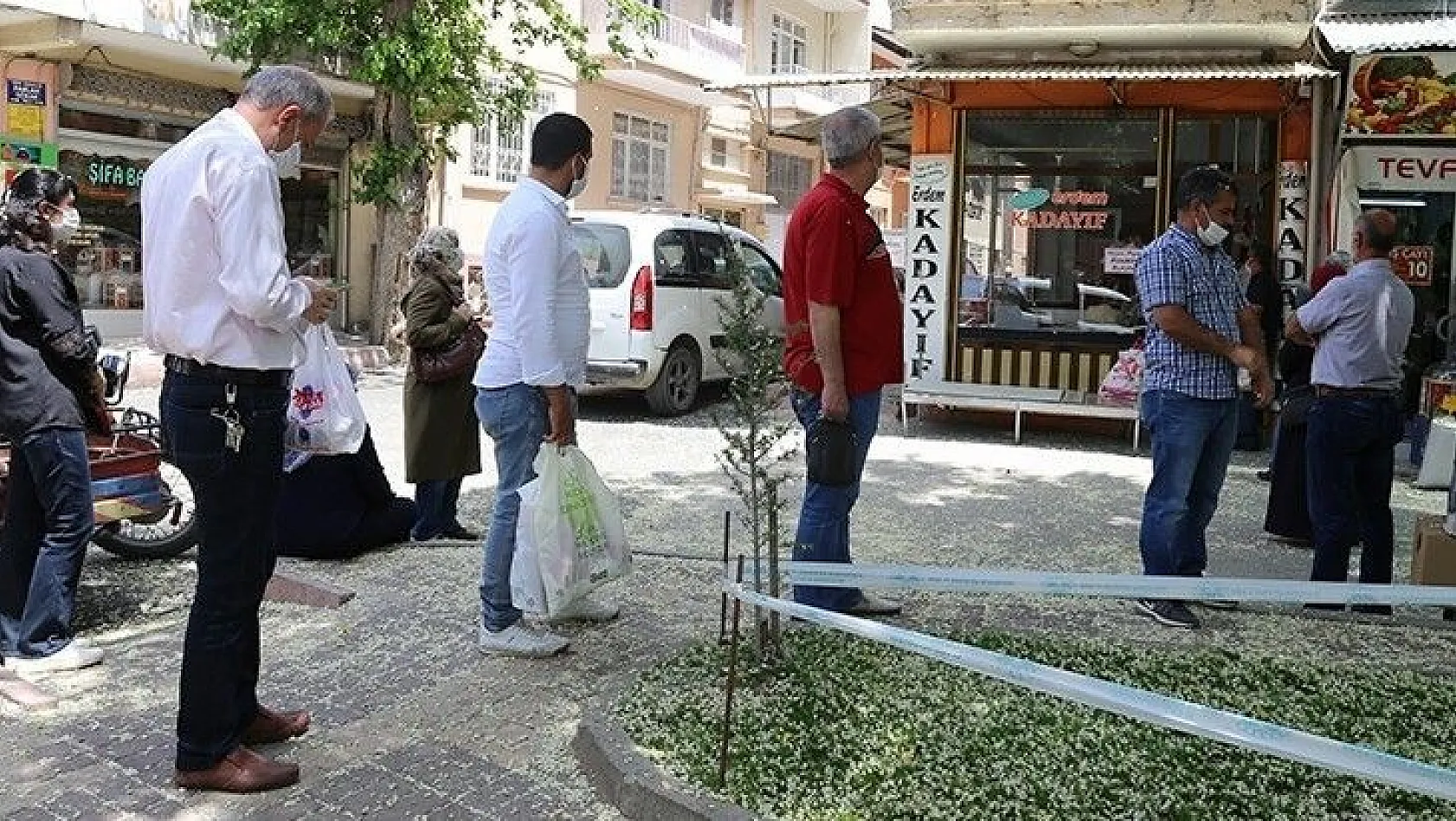 Bayram öncesi sosyal mesafeli tel kadayıf kuyruğu