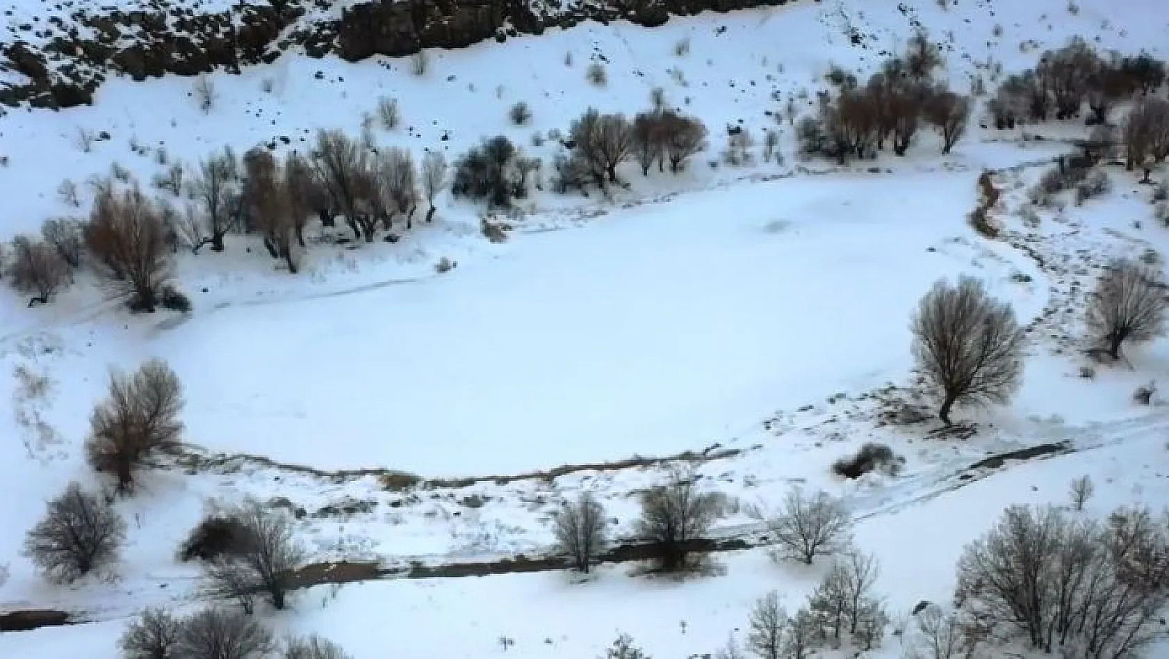 Buz tutan Sülüklü göl drone ile görüntülendi