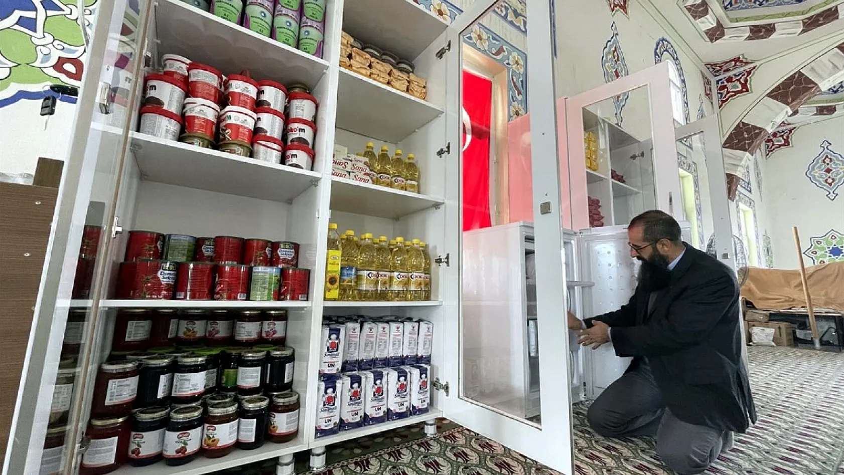 Camideki 'paylaşım dolabı' depremzedeler için doluyor