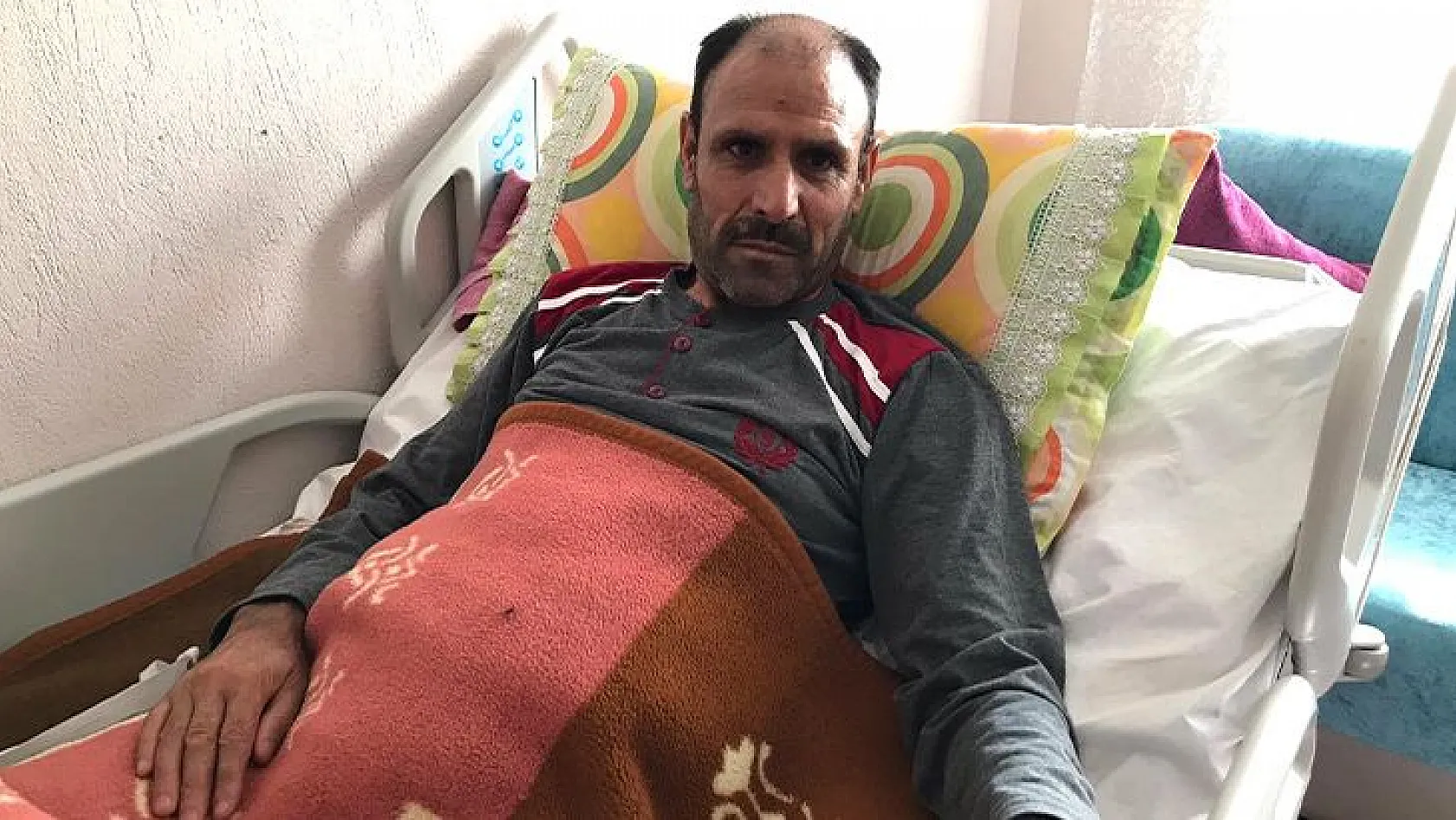 Çatıdan düşerek felç kalan baba yardım bekliyor