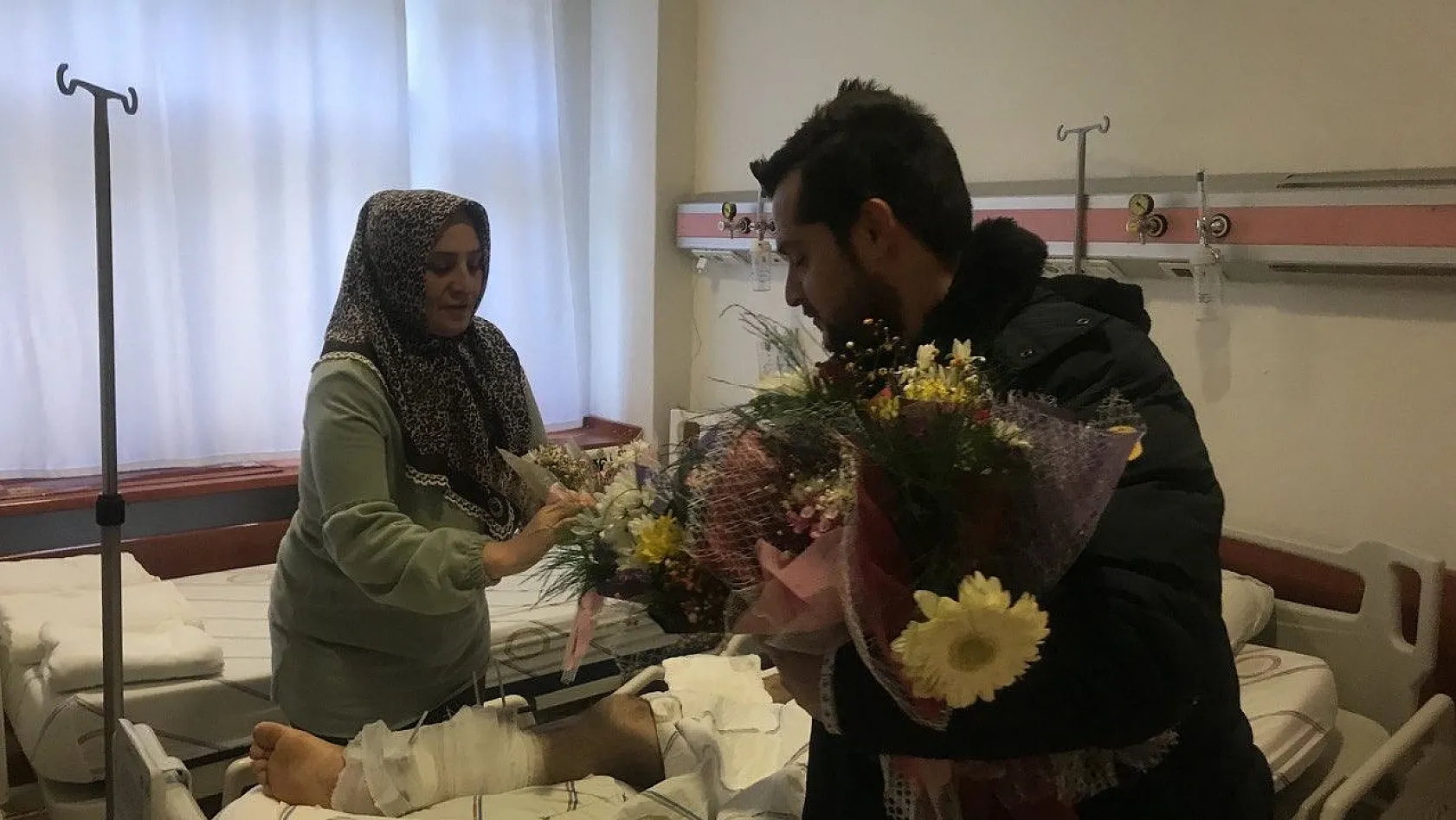 Çiçekler bu kez sevgililere değil, depremzedelere