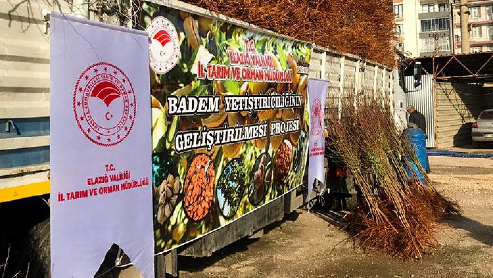 Çiftçiye 68 bin 500 adet badem fidanı dağıtıldı