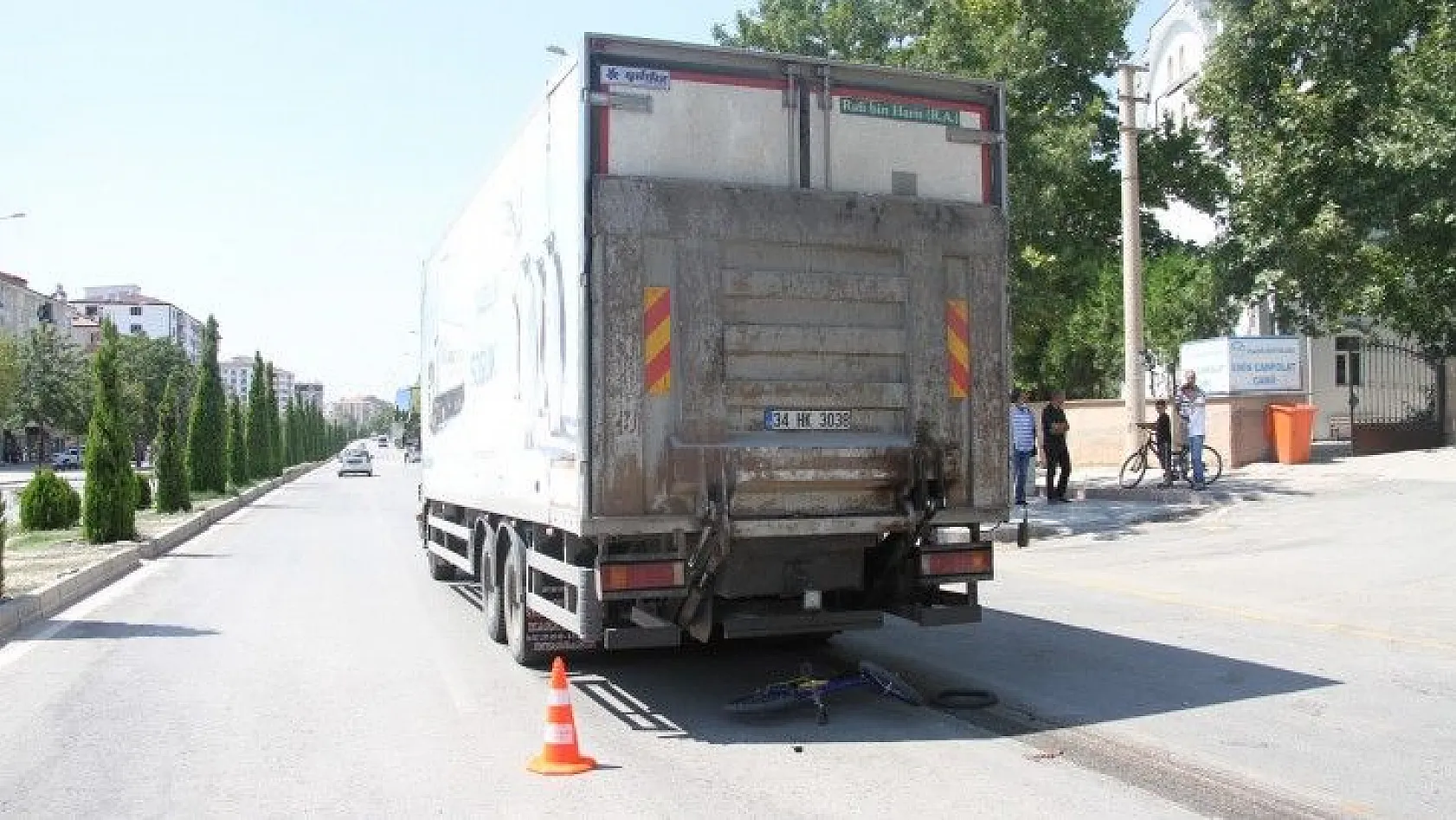 Çocuk kamyonun altında kaldı, sürücü olay yerinden kaçtı