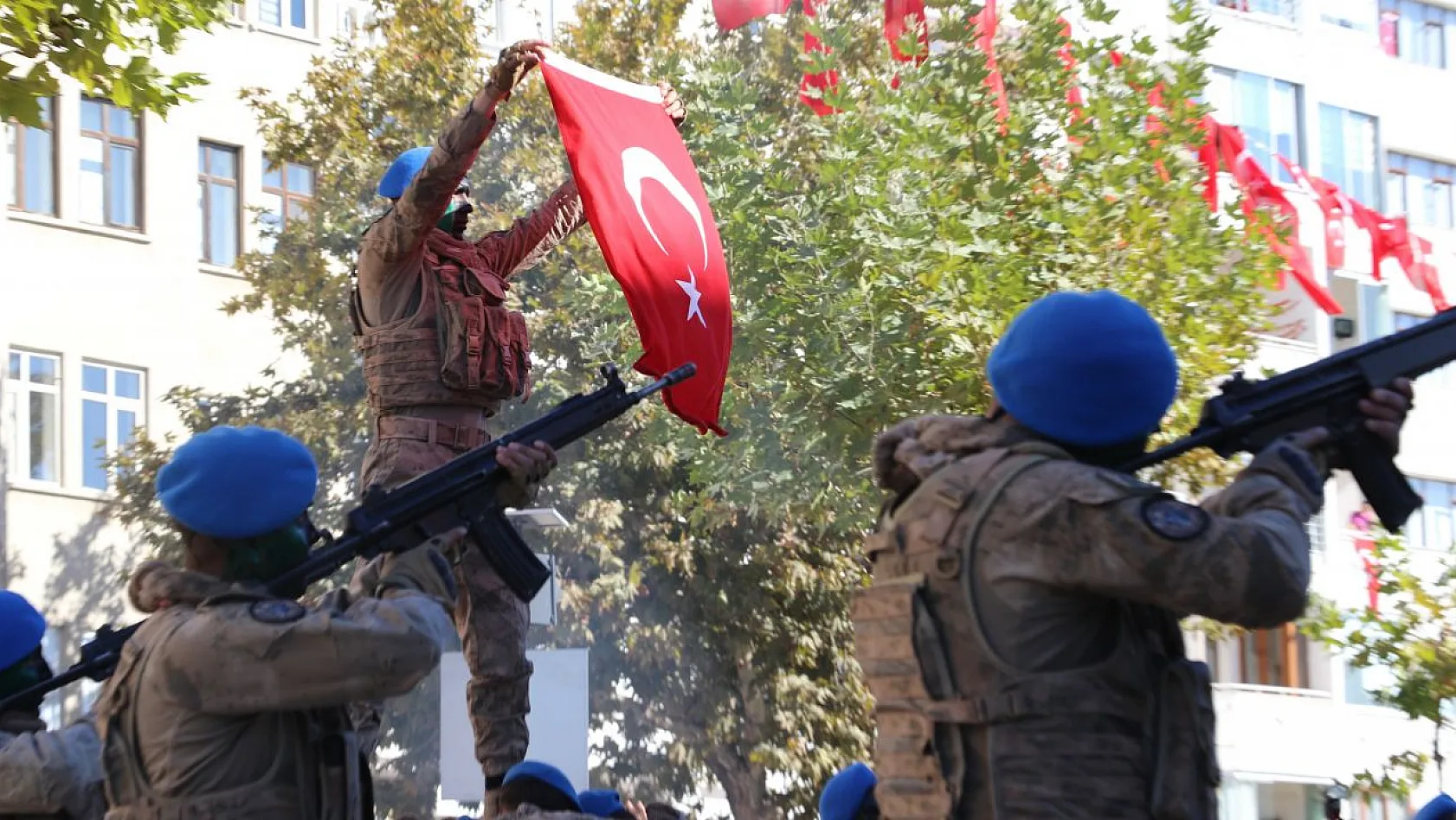 Cumhuriyet Bayramında JÖH'ler nefesleri kesti