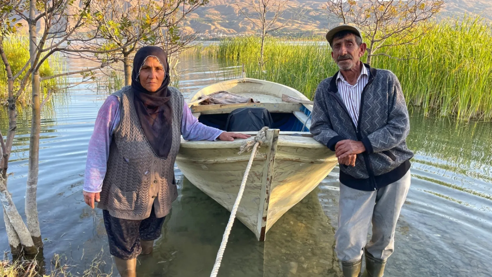 Denizsiz kentin balıkçı çifti ekmeğini Hazar Gölü'nden çıkarıyor