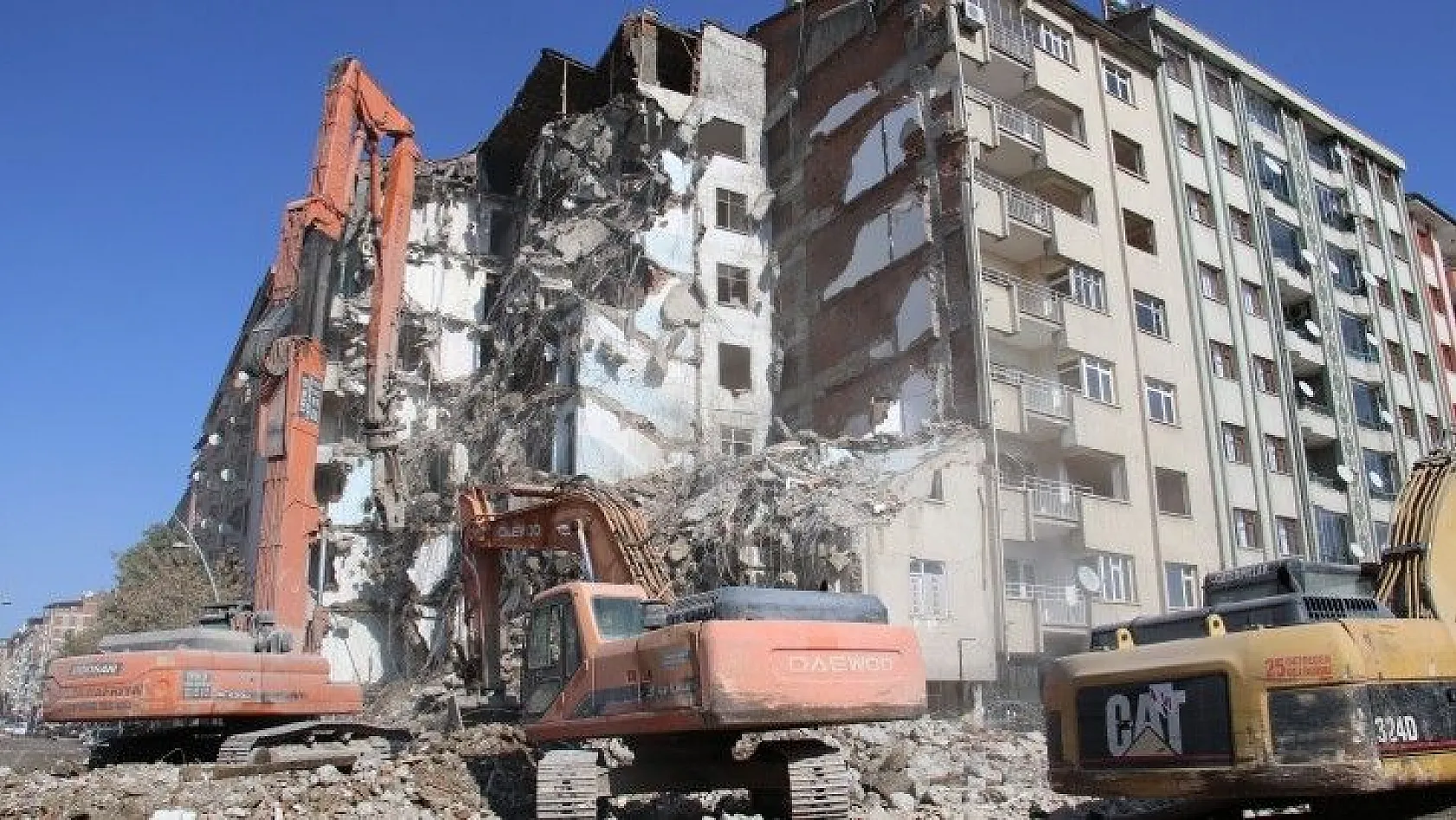 Deprem bölgesi Elazığ'da binalar bakın nasıl yıkıldı