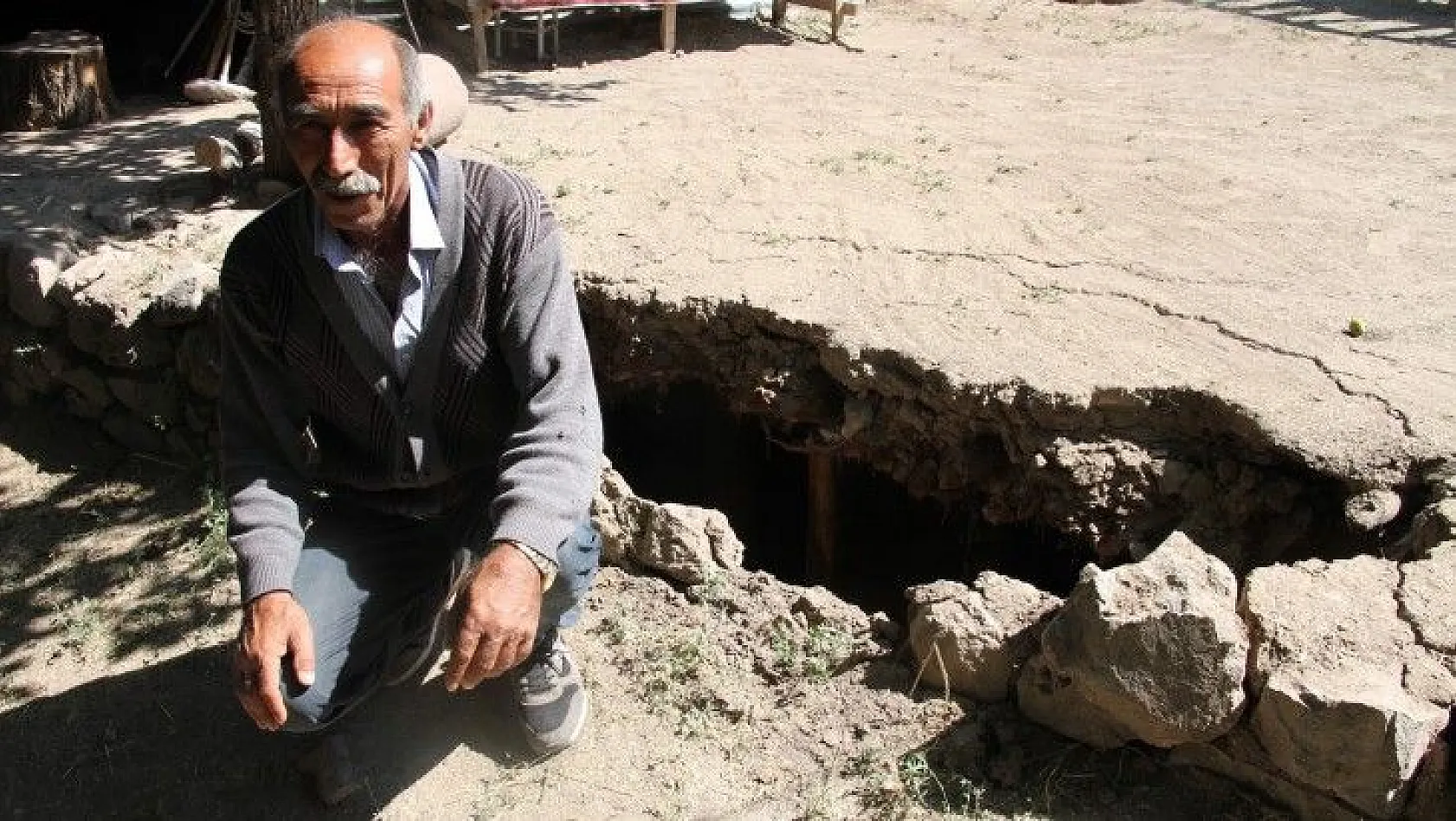 Depremde ahıra düştü, ölümden döndü