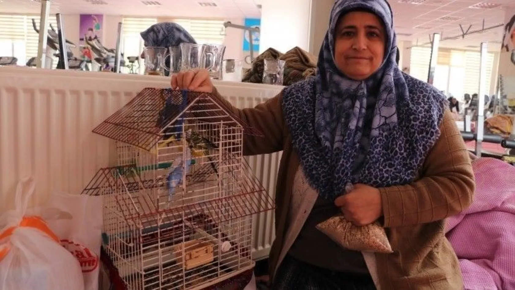 Depremde evindeki her şeyi bıraktı, kuşlarını kurtardı